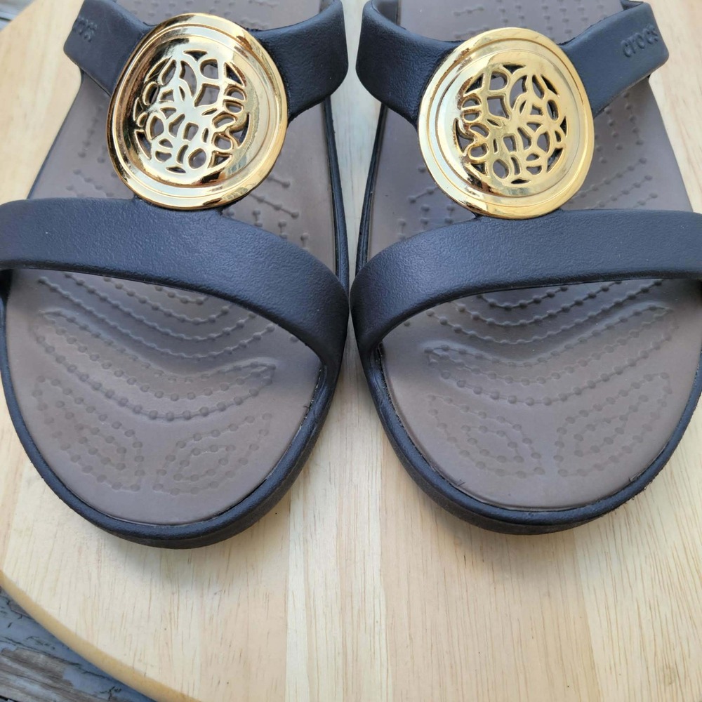 Crocs Sanrah Hammered Circle Sandals Womens 9 Espresso Gold Wedge Slides Retired
